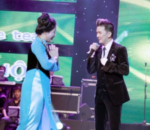 Người phụ nữ nhiều lần xông lên sân khấu