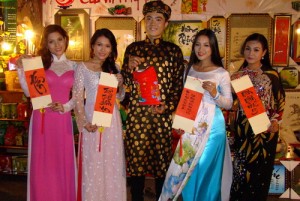 ca sĩ - người mẫu Nam Hi và bộ tứ mỹ nhân trong đêm khai mạc Phố chúc xuân