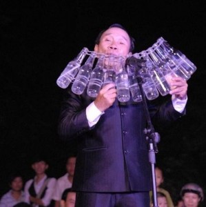 Biểu diễn với dàn chai nước ngọt