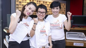 Từ trái qua: Hồ Ngọc Hà, nhạc sĩ Phương Uyên và Phương Thanh trước giờ thu Những trái tim VN - Ảnh: Tiến Trần