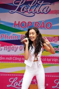 Không chỉ có giọng hát khỏe, Cindy V còn sở hữu gương mặt Latinh rất quyến rũ