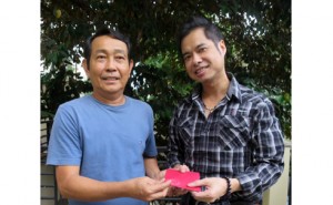 Ông Trần Tử Văn nhận tiền giúp đỡ nhạc sĩ Vinh Sử từ CS Ngọc Sơn