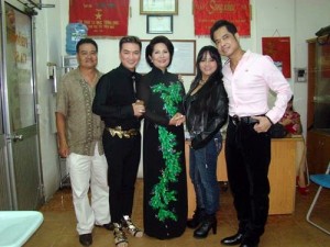 Các thế hệ ca sĩ chụp hình kỷ niệm với biên tập Lưu Đăng Trung