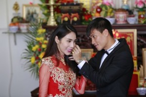Tân nương và tân lang vui vẻ trong ngày cưới