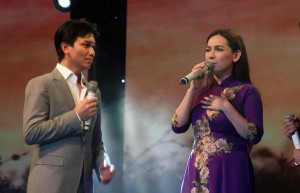 Phi Nhung - Mạnh Quỳnh trong vòng vây của khán giả