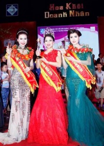 Hoa khôi Lê Thị Bích Trâm và hai á khôi trong phút đăng quang