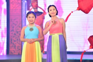 Ca sĩ Cẩm Ly và bé Thiện Nhân
