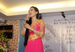 Hồ Tịnh Văn rất vui và hạnh phúc trong ngày ra mắt tập thơ đầu tay