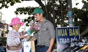 Siêu mẫu Võ Minh Thành mừng 8/3 cho phụ nữ nghèo đường phố