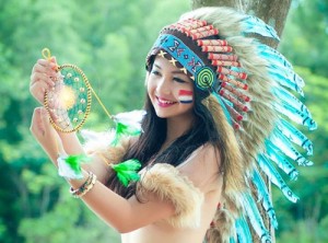 Gương mặt xinh đẹp và nụ cười rạng rỡ của hotgirl trong trang phục thổ dân