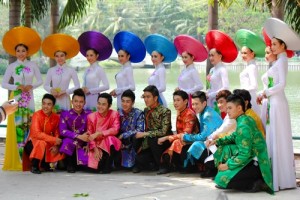 Nam thanh nữ tú trong tà Áo dài VN