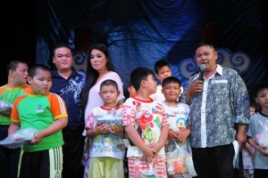 Nghệ sĩ Minh Béo trong một chương trinh từ thiện tại sân khấu của mình