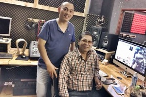 Ca nhạc sĩ Trịnh Việt Cường (phải) tại phòng thu của nhạc sĩ Yên Lam (trái) trong chuyến về nước vừa rồi