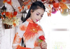 Hoa phượng trên áo dài mùa hè của Đinh Thiên Hương