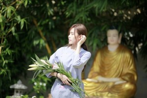 Á khôi Phan Quỳnh Ngân trong trang phục Phật tử đi chùa cầu an