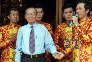 NSƯT Hoài Linh và NSND Đinh Bằng Phi trong ngày khánh thành Đền thờ Tổ