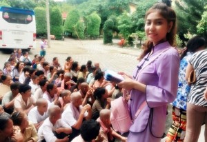 Masary Nguyễn trong 1 chuyến phát quà ở miền Tây