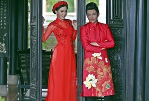 2 mẩu áo dài mới của NTK Nguyễn Tuấn (Bến Tre)