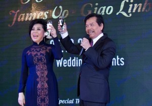 Vợ chồng danh ca Giao Linh - James Võ (bố Sang) nâng ly chúc mừng cùng mọi người
