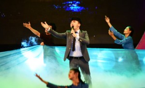 Ca sĩ Dương Ngọc Thái với ca khúc Miền Trung máu chảy ruột mềm - Ảnh: HỮU THUẬN