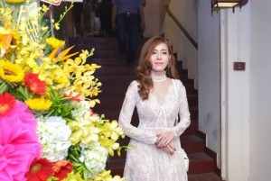 Á khôi - ca sĩ trẻ Jessi Phan trong bộ đầm trắng tinh khôi đến dự họp báo