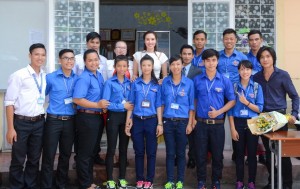 Nụ cười rạng rỡ trên môi, hoa hậu Kim Nguyễn hi vọng những suất học bổng sẽ là nguồn động lực để các bạn sinh viên nỗ lực hơn nữa trong học tập