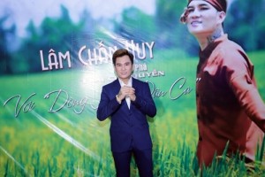 Ca sĩ Lâm Chấn Huy trong buổi họp báo ra mắt album của mình