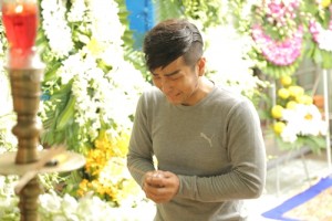 Ca sĩ Hoàng Đăng Khoa nấc nghẹn khi thắp hương cho Huỳnh Nguyễn Công Bằng