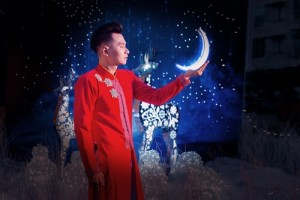 Ca sĩ Dương Việt Hải hứng trăng đêm Noel