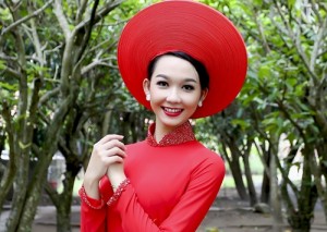 Á khôi Phi Nhung rạng rỡ với áo dài xuân đỏ thắm
