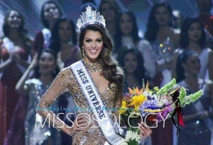 Hoa hậu Hoàn Vũ Pháp - Iris Mittenaere đã chọn NTK Hoàng Hải của Việt Nam làm người đồng hành cùng cô trong trang phục dạ hội của ở hai phần thi bán kết và chung kết cuộc thi Hoa hậu Hoàn vũ năm nay