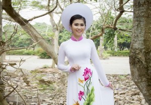 Nguyên Ngọc rạng rỡ với áo dài Nguyễn Tuấn