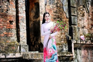 Nét đẹp của hoa hậu Dương Kim Ánh trong tà áo dài đi lễ đầu năm