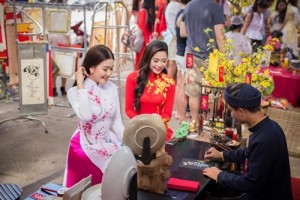 Á khôi Xuân An (áo dài trắng) và Á khôi Mỹ Duyên xin chữ đầu năm