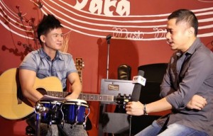 Ca sĩ Cáp Anh Tài (trái) trong một chương trình phỏng vấn của VTV