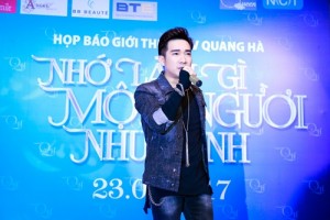Ca sĩ Quang Hà thể hiện ca khúc 'Nhớ làm gì một người như anh' trong buổi họp báo