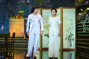 Ca sĩ Hồng Phượng trong một tiết mục diễn chung với danh hài Hoài Linh