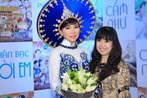 Biên tập Bạch Lan (phải) đến chúc mừng ca sĩ Cẩm Như ra mắt phim ca nhạc mới