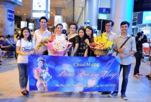 Tân Hoa hậu xúc động trước tình cảm mà mọi người dành cho mình