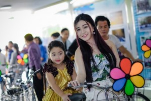 Ca sĩ Lady Phương Thùy và cháu gái Nhã Trúc cùng tham gia trong ngày khai mạc