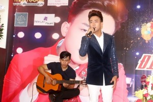 Ca sĩ Đình Phước hát giới thiệu 2 album tại buổi sinh nhật của mình