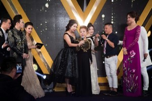 NTK Đinh Văn Thơ đeo chuỗi ngọc trai cho mẹ ca sĩ Nguyên Vũ