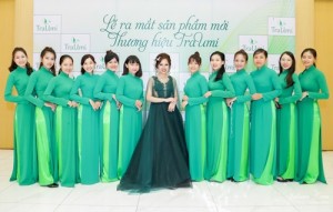 Giám đốc thương hiệu TraUmi Trương Quỳnh Trang và các nhân viên tại buổi ra mắt  mỹ phẩm TraUmi