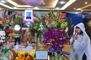 Ca sĩ Bích Thủy - Giám đốc tập đoàn An Nông, con gái của cố nhạc sĩ Bắc Sơn trước linh cửu của mẹ