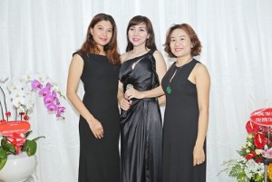 Ba chủ nhân của Thời trang H&L (từ trái sang): Thúy Hằng, Cẩm Như và Lê Phạm trong các bộ trang phục của H&L