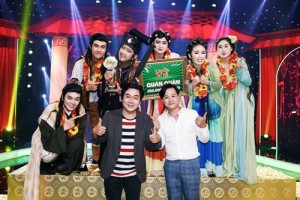 Phút đăng quang của nhóm Chuồn Chuồn Giấy cùng đạo diễn Chánh Trực và Phó đạo diễn Huỳnh Tiến Khoa