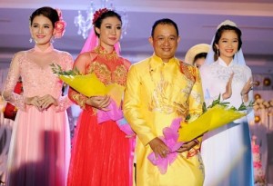 NTK Nguyễn Tuấn cùng các người đẹp trong bộ sưu tập áo dài do anh thiết kế