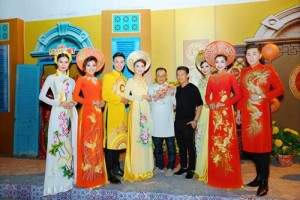 NTK Nguyễn Tuấn (giữa, áo dài trắng) và đạo diễn Tạ Nguyên Phúc (áo đen) cùng các người mẫu chuẩn bị diễn BST áo dài "Hồn Việt"