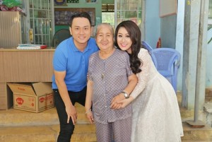 Hàn Thái Tú cùng Nữ hoàng Kim Trang trao quà Tết cho nghệ sĩ nghèo