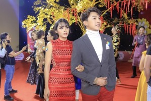 Hoàng Kỳ Nam và Thanh Tú tay trong tay trên thảm đó Hội Xuân Văn Nghệ Sĩ 2018